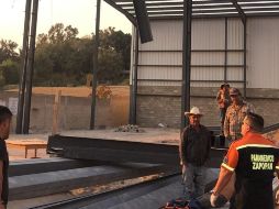 El hombre se resbaló y cayó sobre una estructura al estar realizando sus labores. ESPECIAL