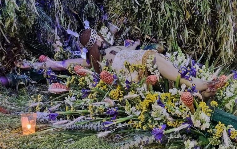 El tendido de Cristo se encuentra a un costado del Palacio municipal de Guadalajara y todavía estará este miércoles 29 de marzo. EL INFORMADOR/ ELISEO ZAMUDIO