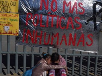 Muerte de 38 migrantes detona crisis al Gobierno