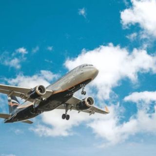 ¿Qué le puedes exigir a una aerolínea si hace cambios en tu vuelo?