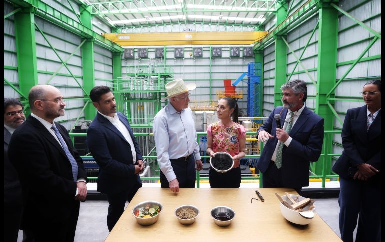 La planta convierte basura orgánica en carbón, explicó Claudia Sheinbaum a Ken Salazar. ESPECIAL
