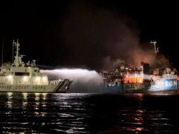 El transbordador quemado fue remolcado a la costa de Basilán. ESPECIAL