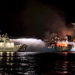 Se incendia ferry: mueren 12 y desaparecen 7 pasajeros, en Filipinas