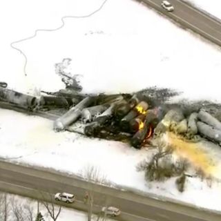 Descarrilamiento de tren con etanol obliga evacuaciones en Minesota