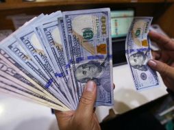 El dólar se ofrece en un máximo de 18.53 y se adquiere en un precio mínimo de 17.95 pesos. EFE/ARCHIVO