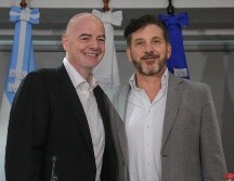 El titular de la FIFA, Gianni Infantino (izq), y el presidente de la Conmebol, Alejandro Domínguez, posan durante una rueda de prensa el jueves, en Paraguay. EFE/R. Peña