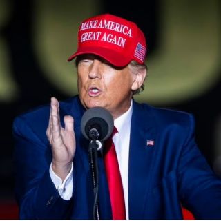 Enfrenta Trump cargos criminales por pago a actriz porno