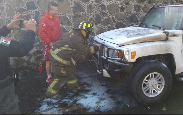 Las autoridades no dieron más detalles sobre el incendio ocurrido, sin embargo, en redes sociales comenzó a trascender que el auto pertenece a Alfredo Adame. ESPECIAL
