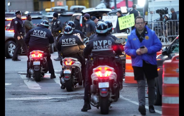 Todos los agentes tienen orden de portar sus uniformes. EFE