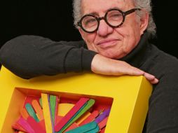 La muestra integra coloridas construcciones a partir de objetos que reflejan los tonos iluminados por el Sol. En la foto, Paco de la Peña. CORTESÍA