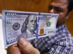 El peso ha venido fortaleciéndose frente al dólar para ubicarse en su cotización más fuerte desde el pasado 8 de marzo cuando cerró en 17.97 unidades. EFE / ARCHIVO
