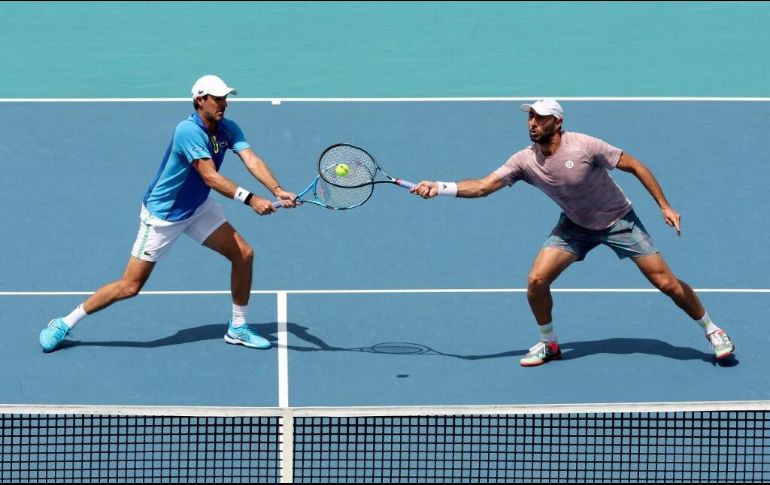 Santiago González (derecha) buscará conquistar el Miami Open junto a su compañero Édouard Roger-Vasselin (izquierda). AFP