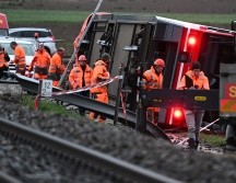 Al lugar acudieron equipos policiacos, de bomberos y médicos. AFP
