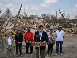 Este viernes el presidente Joe Biden visitó la zona afectada por el tornado. AFP