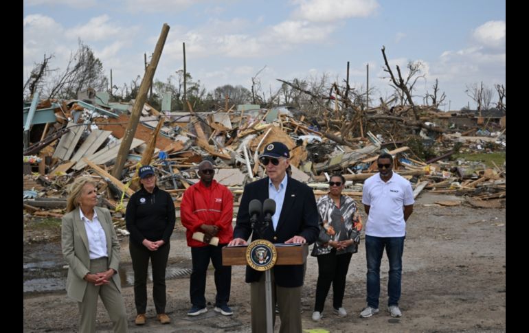Este viernes el presidente Joe Biden visitó la zona afectada por el tornado. AFP