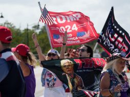 Seguidores de Donald Trump se manifestaron en su apoya tras la imputación. EFE