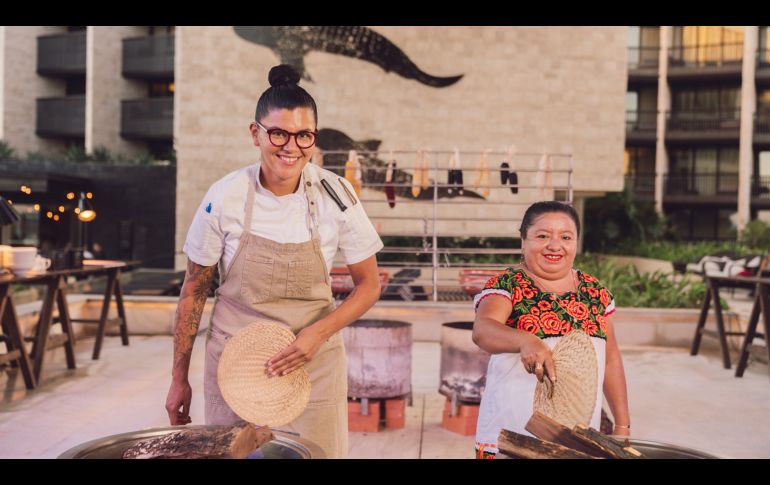 La pasión por la gastronomía une a Rosalía Chay, cocinera tradicional de Yucatán con Paula Muñoz, chef ejecutiva de Grand Hyatt Playa del Carmen. CORTESÍA/ Alchemia