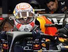 Verstappen será escoltado por George Russell y Lewis Hamilton, los pilotos de Mercedes. EFE/S. Baker