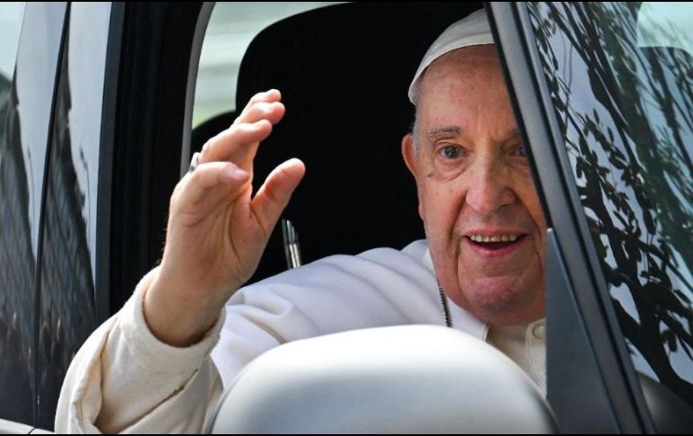 El Papa Francisco fue dado de alta del hospital Gemelli en Roma, en el cual se encontraba convaleciente desde el día miércoles. AFP