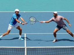 Santiago González (derecha) ganó el Miami Open junto a su compañero Édouard Roger-Vasselin (izquierda). AFP