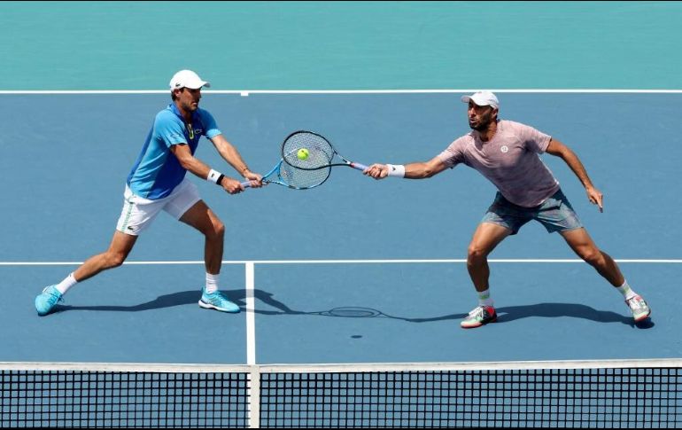Santiago González (derecha) ganó el Miami Open junto a su compañero Édouard Roger-Vasselin (izquierda). AFP