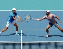 Santiago González (derecha) ganó el Miami Open junto a su compañero Édouard Roger-Vasselin (izquierda). AFP