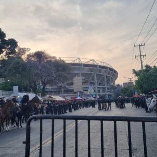 Importante presencia policíaca resguarda las inmediaciones del Estadio Jalisco