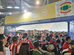 Las filas para adentrarse al recinto han sido bastantes largas por el atraso al tener que presentar el FanID. EL INFORMADOR/A. García