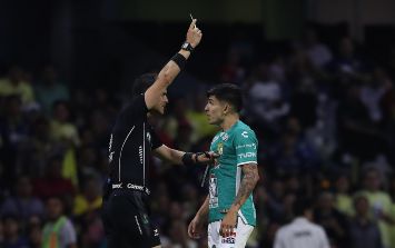 VIDEO: Árbitro golpea a jugador en el América vs León | El Informador