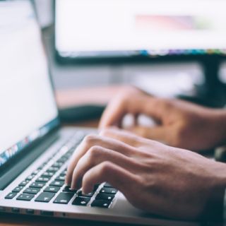 ¿Qué le pasa a la laptop si siempre la dejas conectada?