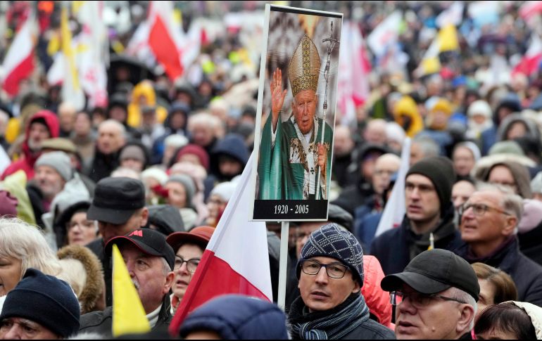 Los manifestantes oraron antes de marchar detrás de objetos religiosos en la capital, Varsovia. AP/C. Sokolowski