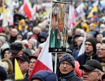 Los manifestantes oraron antes de marchar detrás de objetos religiosos en la capital, Varsovia. AP/C. Sokolowski