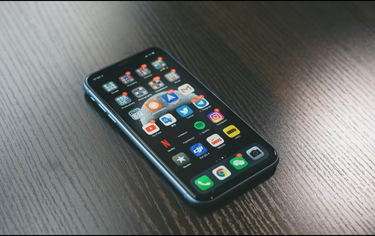 No importa si tu celular te jugó una mala pasada; en la configuración del teléfono puedes ajustar la hora manualmente. ESPECIAL/UNSPLASH