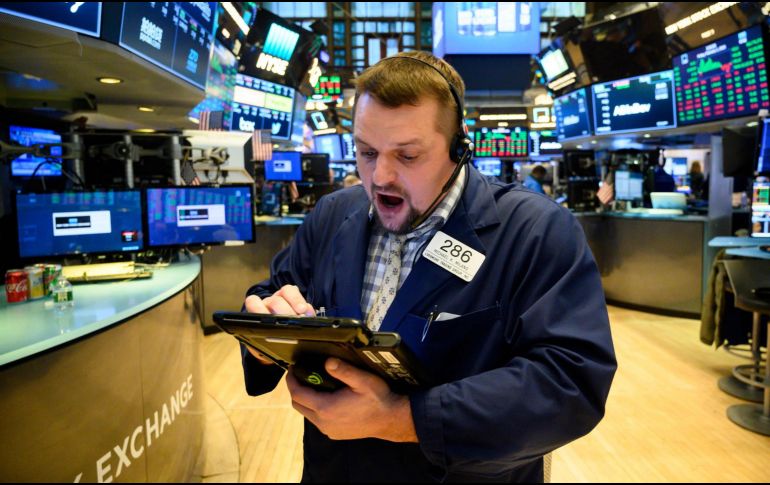 Los sectores que amanecían con mayores pérdidas eran el de servicios públicos y el de bienes no esenciales, con una bajada del 1.12 % y 0.72 por ciento. AFP/ARCHIVO