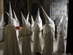 Fue  a partir del siglo XVII cuando las hermandades y cofradías de la ciudad de Sevilla, en España, comenzaron a utilizar esta prenda como símbolo de penitencia. EFE / ARCHIVO