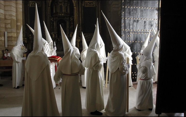 Fue  a partir del siglo XVII cuando las hermandades y cofradías de la ciudad de Sevilla, en España, comenzaron a utilizar esta prenda como símbolo de penitencia. EFE / ARCHIVO