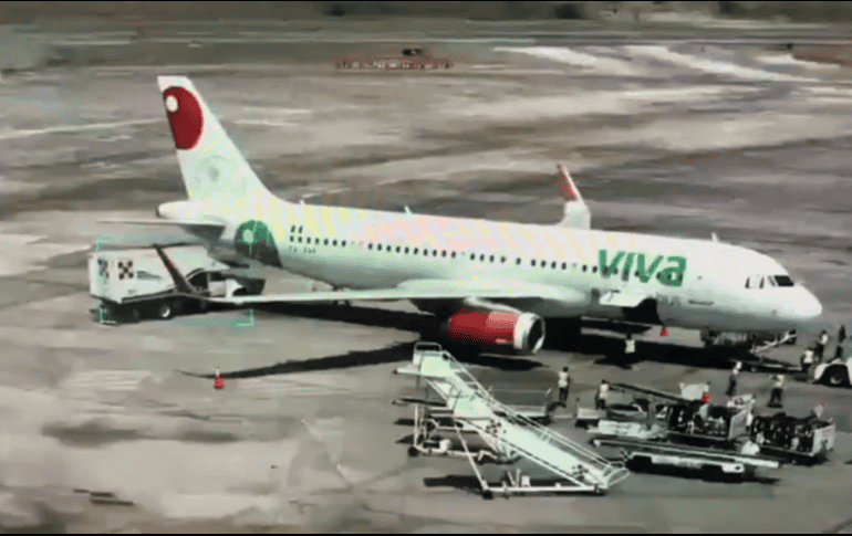 El accidente provocó que los pasajeros que permanecían en la aeronave fueran desembarcados para la revisión y mantenimiento del avión. ESPECIAL