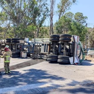 Vuelca pipa en retorno de la carretera Guadalajara-Tepic; conductor resulta herido
