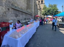 Cada año, miles de tapatíos visitan el primer cuadro de la ciudad sólo para comprar empanadas y satisfacer su antojo. EL INFORMADOR/P. Mendoza