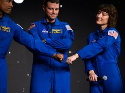 Reid Wiseman (comandante), Victor Glover (piloto, afroamericano) y Christina Koch, los que viajarán a la Luna. AFP