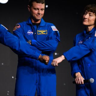 Una mujer y un afroamericano volarán por primera vez alrededor de la Luna en 2024