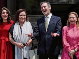 Guadalupe Taddei (segunda de izquierda a derecha) estuvo con Lorenzo Córdova en el evento en el que tomó las riendas del INE. EL UNIVERSAL