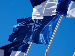 Las banderas de la OTAN y Finlandia ondean sobre el edificio del Ministerio del Interior en Helsinki. AP/S. Grits