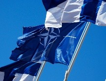 Las banderas de la OTAN y Finlandia ondean sobre el edificio del Ministerio del Interior en Helsinki. AP/S. Grits