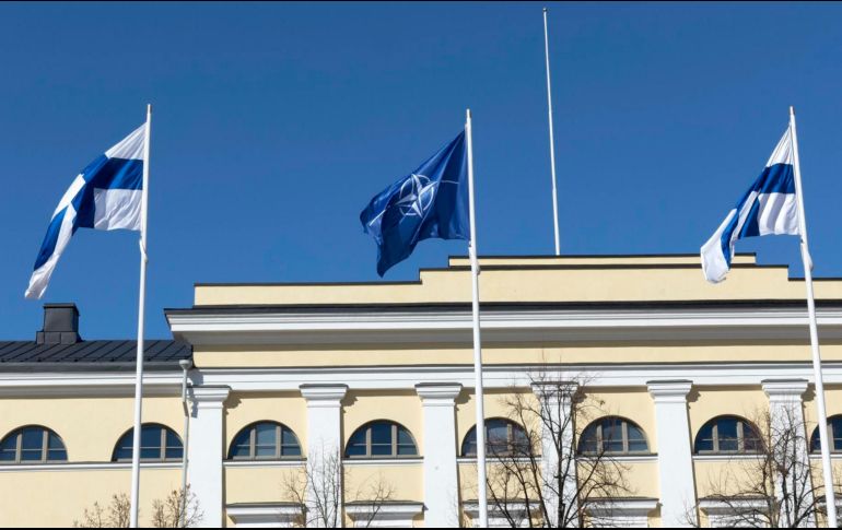 Banderas de Finlandia y de la OTAN flamean en la puerta del Ministerio de Exteriores en Helsinki. EFE/M. RATILAINEN
