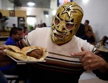 Las “guajolotas”, se venden usualmente por las mañanas, en los puestitos que solemos ver a las afueras de las estaciones del Metro. AFP / ARCHIVO