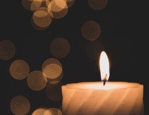 La mujer más grande le entregó el cirio a la joven, quien lo guardó en una especie de bolso. ESPECIAL/Foto de Mercedes Bosquet en Unsplash