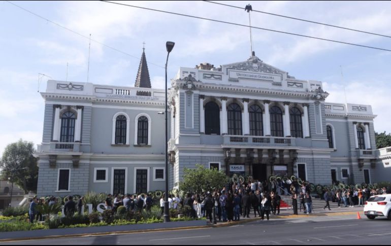 El cuerpo del licenciado Raúl padilla llegó al Paraninfo de la UdeG alrededor de las 10:00 horas. EL INFORMADOR / C. Zepeda