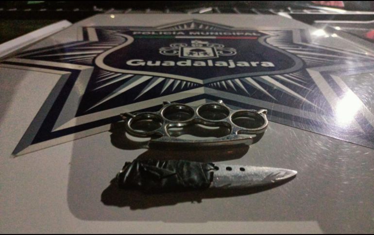 Luego de una inspección conforme al protocolo, policías aseguraron una manopla de metal y una navaja. ESPECIAL