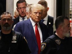Donald Trump se entregó a la Fiscalía de Manhattan para que le lean los más de treinta cargos por los que ha sido imputado con relación al pago a la actriz porno Stormy Daniels. EFE / J. Lane